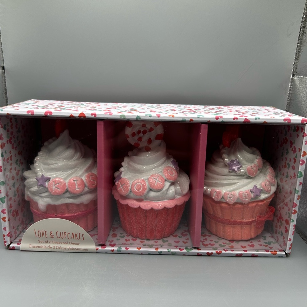 Love & Cupcakes Valentine's Day Cupcakes Figurines Shelf Sitters Set Of 3 NEW